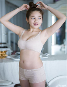 《征服艳妇后宫春色》